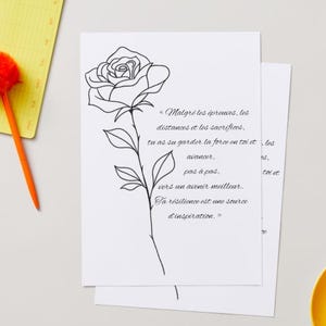 Peut inclure: Une carte rectangulaire blanche avec un dessin au trait noir représentant une rose et le texte suivant : « Malgré les épreuves, les distances et les sacrifices, tu as su garder la force en toi et avancer, pas à pas, vers un avenir meilleur. Ta résilience est une source d'inspiration. »