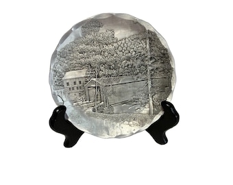 Placa de aluminio Wendell August Forge: Escena de molino con puente cubierto (4,5 pulgadas)