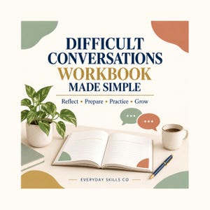 Può includere: Un quaderno di esercizi aperto intitolato DIFFICULT CONVERSATIONS WORKBOOK MADE SIMPLE con il sottotitolo Reflect, Prepare, Practice, Grow. La scena include una pianta in vaso, una tazza, una penna e grafiche a fumetto in verde salvia e terracotta.