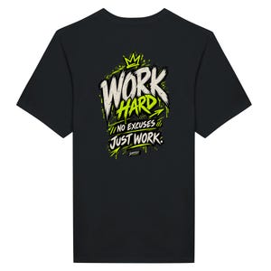 Puede incluir: Una camiseta negra de manga corta con un gráfico en la espalda que muestra el texto WORK HARD, NO EXCUSES, JUST WORK en letras blancas y verde lima. El diseño incluye un icono de corona, efectos de salpicaduras de pintura y flechas verde lima.