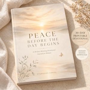 Puede incluir: Un libro rectangular titulado Peace Before The Day Begins, A 30-Day Morning Devotional Journal for Women de Stephany Costa. La portada presenta un suave amanecer sobre un paisaje, una pequeña mariposa e ilustraciones botánicas en tonos apagados.