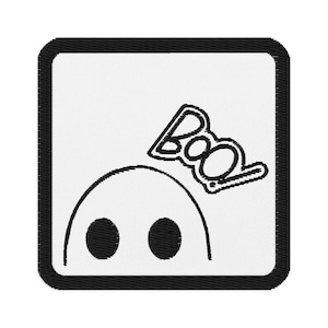 Puede incluir: Un parche bordado cuadrado con fondo blanco y un borde negro grueso. El diseño presenta el contorno negro simple de un fantasma con dos ojos circulares y la palabra Boo escrita en una fuente negra estilizada sobre la figura del fantasma.