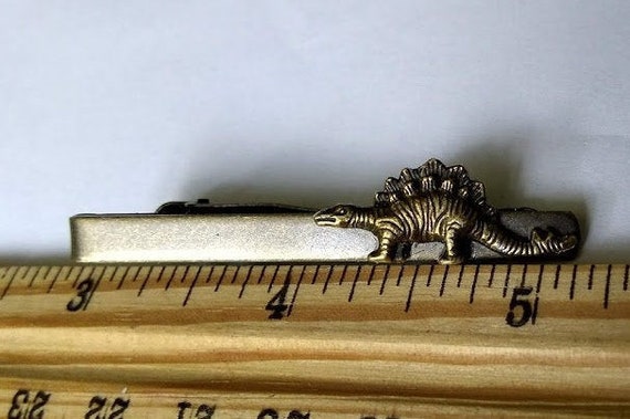 Pince à Cravate Vintage Dinosaure Stégosaure – Doré Et Argenté – Jamais Portée