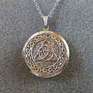 Triquetra Celtic Trinity Knot Locket Necklace Birthday Anniversary Valentine&#39;s Day Gift Wedding Graduation Party Favor