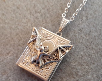 Fledermaus-Buch-Medaillon-Halskette