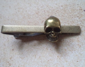 Alfiler de corbata con forma de calavera de bronce antiguo, estilo gótico steampunk.