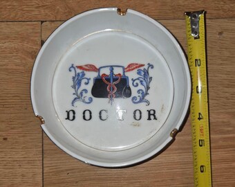 Vintage Keramik-Aschenbecher in Form eines Arztes (Caduceus) mit Goldrand, 12,7 cm (5 Zoll), Schreibtischdekoration