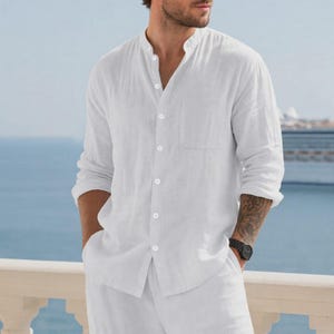 Camicia in lino con bottoni: colletto alla coreana, taschino sul petto, polsini con linguetta arrotolabile (vestibilità ampia)