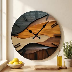 Pode incluir: Um relógio de parede redondo com um design ondulado em camadas feito de madeira em vários tons de preto, bege claro, castanho médio e castanho escuro. O mostrador tem marcadores pretos e ponteiros ornamentados com um ponteiro vermelho.