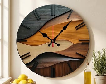 Könnte beinhalten: Eine runde Wanduhr mit einem geschichteten, wellenförmigen Design aus Holz in verschiedenen Schattierungen von Schwarz, hellem Beige, mittlerem Braun und Dunkelbraun. Das Zifferblatt hat schwarze Markierungen und verzierte Zeiger.