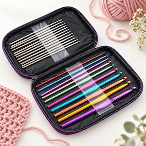 Puede incluir: Un estuche de transporte con cremallera de color morado que contiene un juego de ganchillos. La sección superior contiene ganchillos de metal plateado, mientras que la inferior muestra una fila de ganchillos de aluminio anodizado de colores rojo, azul, rosa, verde, turquesa, naranja y morado.