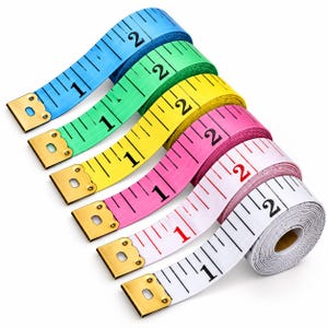 Puede incluir: Un juego de seis cintas métricas flexibles en azul, verde, amarillo, rosa, rosa claro y blanco. Cada cinta presenta marcas en pulgadas impresas en negro y un extremo metálico dorado con dos remaches y un orificio central para colgar.