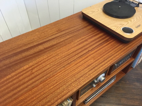 Mueble tocadiscos de caoba maciza con almacenamiento para álbumes. Consola  de tocadiscos moderna de mediados de siglo con almacenamiento de vinilo. -   México