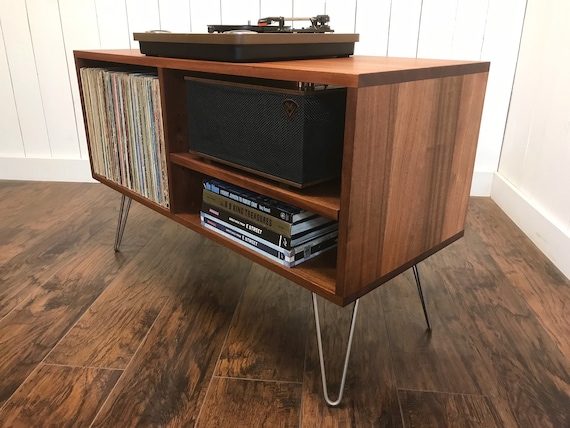 Mueble tocadiscos de caoba maciza con almacenamiento para álbumes. Consola  de tocadiscos moderna de mediados de siglo con almacenamiento de vinilo. -   México