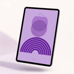 Pode incluir: Um tablet exibindo um planejador digital com fundo roxo claro. A tela apresenta o texto Grace's Digital Planner e 2027, juntamente com um design gr&aacute;fico composto por dois c&iacute;rculos roxos sobrepostos e um arco-&iacute;ris semicircular roxo escuro.