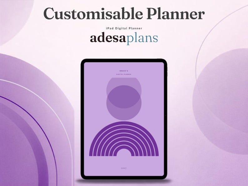 Pode incluir: Um tablet exibindo um planejador digital com o texto Customisable Planner, iPad Digital Planner e adesaplans. A tela apresenta um fundo roxo com um gr&aacute;fico de c&iacute;rculos sobrepostos e uma s&eacute;rie de semic&iacute;rculos conc&ecirc;ntricos em roxo escuro.
