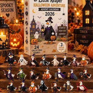 Puede incluir: Una caja de calendario de adviento Little Reaper Halloween Adventure 2026 con un pato con sombrero de bruja y capa, rodeado de 24 pequeñas figuras de patos coleccionables con varios disfraces de Halloween, incluyendo fantasmas y calabazas.
