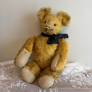 Oso de peluche antiguo de mohair dorado de la década de 1920, totalmente articulado, con joroba y ojos de cristal. Único.
