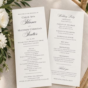 Peut inclure: Deux programmes de cérémonie de mariage blancs avec une typographie noire à empattement et manuscrite. La carte de gauche indique le couple, Chloe Ann Silance et Matthew Christian Seatter, la date, le lieu et le déroulement de la cérémonie.