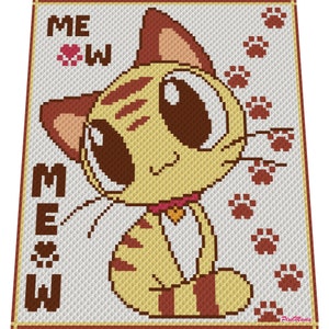 Könnte beinhalten: Ein gehäkeltes Katzendesign mit dem Wort "MEOW" in braunen Buchstaben. Die Katze ist gelb mit braunen Streifen und großen braunen Augen. Braune Pfotenabdrücke sind um die Katze herum auf einem weißen Hintergrund verstreut. Die Katze trägt ein rosa Halsband.