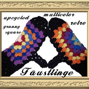 Puede incluir: Guantes sin dedos de ganchillo multicolores hechos con cuadrados de abuela reciclados. Los guantes son de estilo retro y tienen un fondo negro con cuadrados de colores.