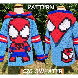 Op de afbeelding: Een lichtblauwe gehaakte trui met een rood en zwart Spider-Man ontwerp op de voor- en achterkant. De trui heeft een capuchon en rood, wit en blauw gestreepte accenten op de mouwen. De woorden "PATTERN" en "C2C SWEATER" zijn zichtbaar.