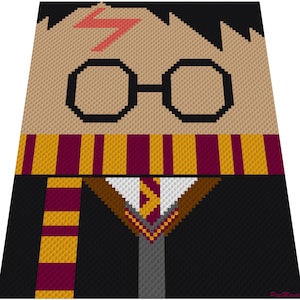 Könnte beinhalten: Eine Pixel-Art-Illustration von Harry Potter mit einem schwarzen und braunen Umhang, einem rot-gold gestreiften Schal und runden Brillen. Der Charakter hat eine Blitznarbe auf der Stirn.