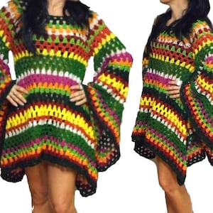 Puede incluir: Un vestido de crochet colorido con mangas acampanadas largas. El vestido está hecho con una variedad de colores, incluyendo verde, amarillo, naranja, rojo y rosa. El vestido tiene un corte holgado y un dobladillo ligeramente acampanado.