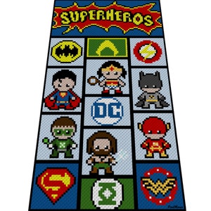 Op de afbeelding: Een kleurrijk gehaakt deken met een raster van DC Comics superhelden, waaronder Superman, Batman, Wonder Woman, Aquaman, The Flash en Green Lantern. Het deken heeft een blauwe achtergrond met een rode en gele stervormige uitbarsting bovenaan die "SUPERHEROES" zegt.