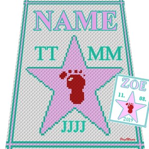 Peut inclure: Une couverture de bébé en crochet rose et blanche avec un motif d'étoile et une empreinte de pied au centre. La couverture porte le nom "NAME" et la date "TT MM JJJ" en lettres turquoise. Une plus petite étoile en crochet rose et blanche avec une empreinte de pied se trouve dans le coin avec le nom "ZOE" et la date "11. 08. 2019" en lettres turquoise.