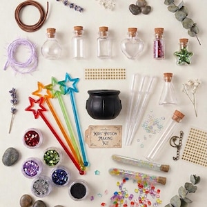 Puede incluir: Un kit para hacer pociones que incluye un caldero de plástico negro, varios frascos de vidrio con tapones de corcho, varitas en forma de estrella de colores, pipetas, frascos con purpurina, cuentas, flores secas, piedras y una etiqueta que dice Kids' Potion Making Kit.
