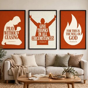 Puede incluir: Tres láminas de pared enmarcadas en negro. La izquierda es naranja con una silueta blanca de una persona rezando y el texto PRAY WITHOUT CEASING 1 Thessalonians 5:17. La central es crema con una silueta naranja de una persona con los brazos levantados y el texto GIVE THANKS IN ALL CIRCUMSTANCES 1 Thessalonians 5:18. La derecha es naranja con una llama blanca y el texto FOR THIS IS THE WILL OF GOD 1 Thessalonians 5:18.