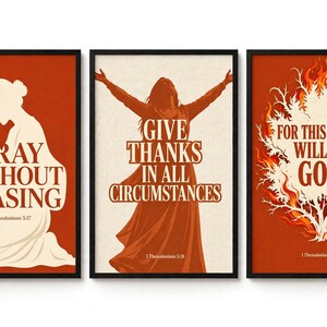 Puede incluir: Tres láminas decorativas enmarcadas en tonos naranja óxido y crema. La primera muestra una figura arrodillada con el texto PRAY WITHOUT CEASING 1 Thessalonians 5:17. La segunda muestra una figura con los brazos alzados y GIVE THANKS IN ALL CIRCUMSTANCES 1 Thessalonians 5:18. La tercera muestra una zarza ardiente con el texto FOR THIS IS THE WILL OF GOD 1 Thessalonians 5:18.