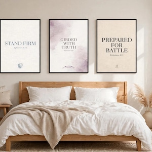 Puede incluir: Tres láminas de arte enmarcadas dispuestas en fila. La primera lámina presenta el texto STAND FIRM Ephesians 6:14. La segunda lámina muestra GIRDED WITH TRUTH Ephesians 6:14. La tercera lámina muestra PREPARED FOR BATTLE Ephesians 6:11 en negro.