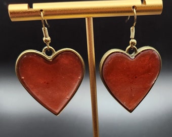 Pendientes de metal antiguo de resina de corazón rojo.