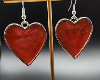 Pendientes de plata de resina de corazón rojo.