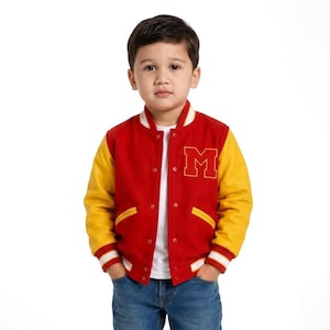 Puede incluir: Una chaqueta universitaria roja con mangas amarillas, cierre frontal de botones a presión blancos y una letra M amarilla en el pecho izquierdo. La chaqueta presenta puños y dobladillo acanalados con rayas blancas y rojas, sobre una camisa blanca.