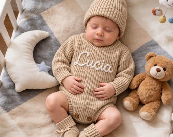 Tutina per neonato in maglia personalizzata, con nome ricamato su misura.