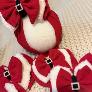 Handgefertigte Weihnachtshaarschleifen | Grinchgrün oder Weihnachtsmannrot (Haarspange oder Haarband)