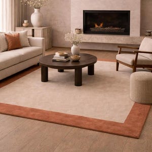 Handtuftad ullmatta, beige terrakottamatta med kant, modern minimalistisk vardagsrumsmatta, neutral modern golvmatta