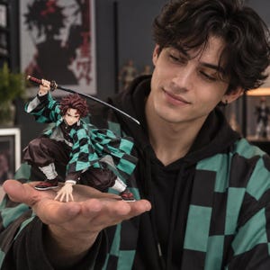 Può includere: Una dettagliata statuetta anime di un personaggio con capelli rosso scuro a punta, che indossa un'uniforme nera e un haori a scacchi verdi e neri. La figura è in una posa accovacciata dinamica, impugnando una katana nera con manico rosso.