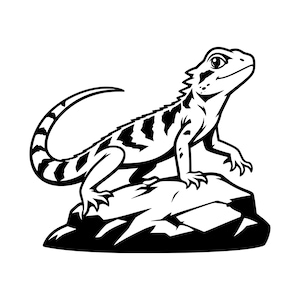 Könnte beinhalten: Eine schwarz-weiße grafische Illustration einer Bartagame, die auf einem Felsen steht. Die Eidechse ist im Profil dargestellt, mit einem langen, geschwungenen Schwanz, strukturierten Schuppen und markanten dunklen Streifen entlang des Rückens und Schwanzes.