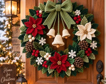 Pode incluir: Uma guirlanda de Natal circular feita de folhas de crochê em verde escuro e claro, com flores de poinsétia vermelhas e creme, cachos de bagas vermelhas e brancas, pinhas marrons, flocos de neve brancos e três sinos pendurados cor de creme.