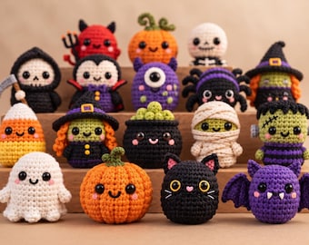 Op de afbeelding: Een verzameling van vijftien kleine, gehaakte Halloween-figuren, waaronder een spook, pompoen, zwarte kat, vleermuis, maïssnoepje, heks, ketel, mummie, Frankenstein-monster, spin, cycloop, vampier, skelet en duivel, allemaal met lachende gezichten.