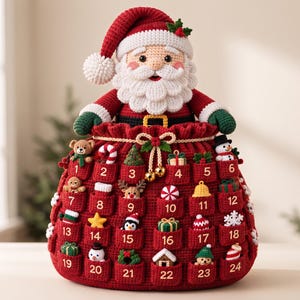 Peut inclure: Une figurine de Père Noël au crochet sur un calendrier de l'Avent en forme de sac rouge à cordon. Le sac comporte vingt-quatre poches numérotées, chacune contenant un petit ornement de Noël au crochet, dont un ours, un bonhomme de neige et des cadeaux.