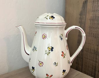 Villeroy & Boch Teekanne mit Blumenmuster: Handbemalte Blüten, roter Rand (Porzellan)