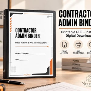 Op de afbeelding: Een zwarte ordner met drie ringen en een witte omslag met de tekst Contractor Admin Binder, Field Forms & Project Records, Project/Company en Year. Het ontwerp bevat oranje en zwarte geometrische accenten op de hoeken.