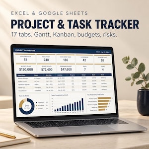 Puede incluir: Una pantalla de portátil que muestra un panel de control de seguimiento de proyectos y tareas para Excel y Google Sheets. La interfaz incluye 17 pestañas, vistas de Gantt y Kanban, presupuestos y riesgos. Texto: EXCEL & GOOGLE SHEETS PROJECT & TASK TRACKER.