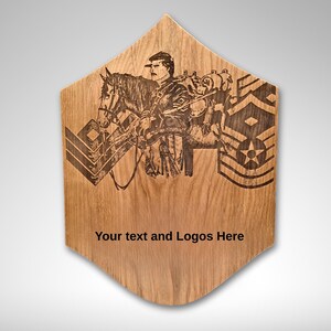 Pu&ograve; includere: Targa in legno esagonale con un disegno inciso al laser di un soldato a cavallo, insegne militari e la scritta "Your text and Logos Here". La targa &egrave; di colore marrone chiaro e ha una forma unica.