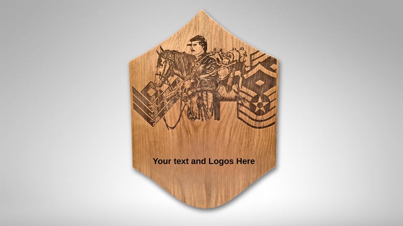 Pu&ograve; includere: Targa in legno esagonale con un disegno inciso al laser di un soldato a cavallo, insegne militari e la scritta "Your text and Logos Here". La targa &egrave; di colore marrone chiaro e ha una forma unica.